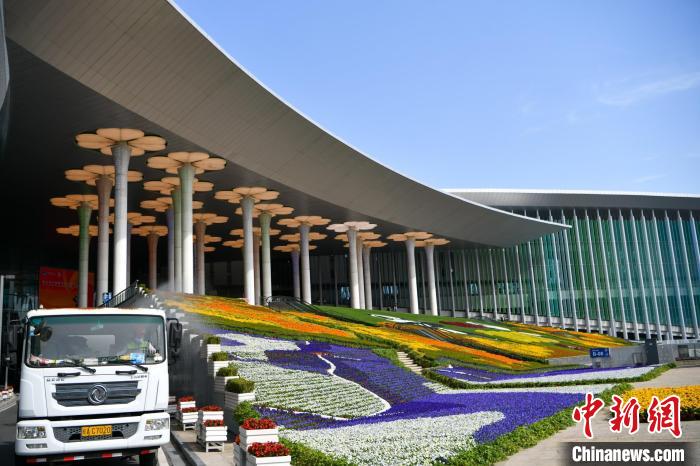 第五屆進(jìn)博會(huì)場(chǎng)館景觀裝飾全面定妝?！￡悏?mèng)澤 攝