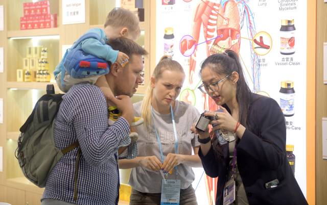 資料圖片：客商在廣交會(huì)上參觀選購(gòu)商品。（新華社發(fā)）